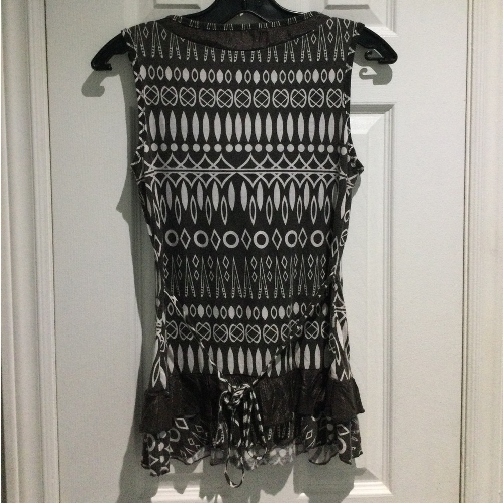 Geometric Sleeveless Top with Ruffled Hem - Picture 7 of 8